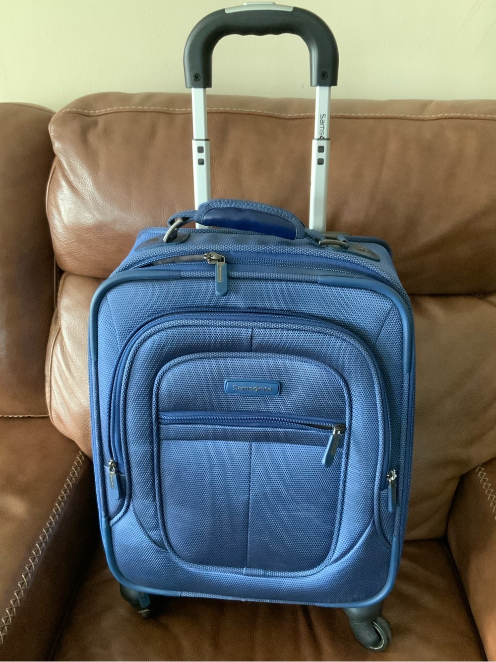 Samsonite Navy Blue Softshell Spinner 4 Wheels Carry On Luggage Suitcase.